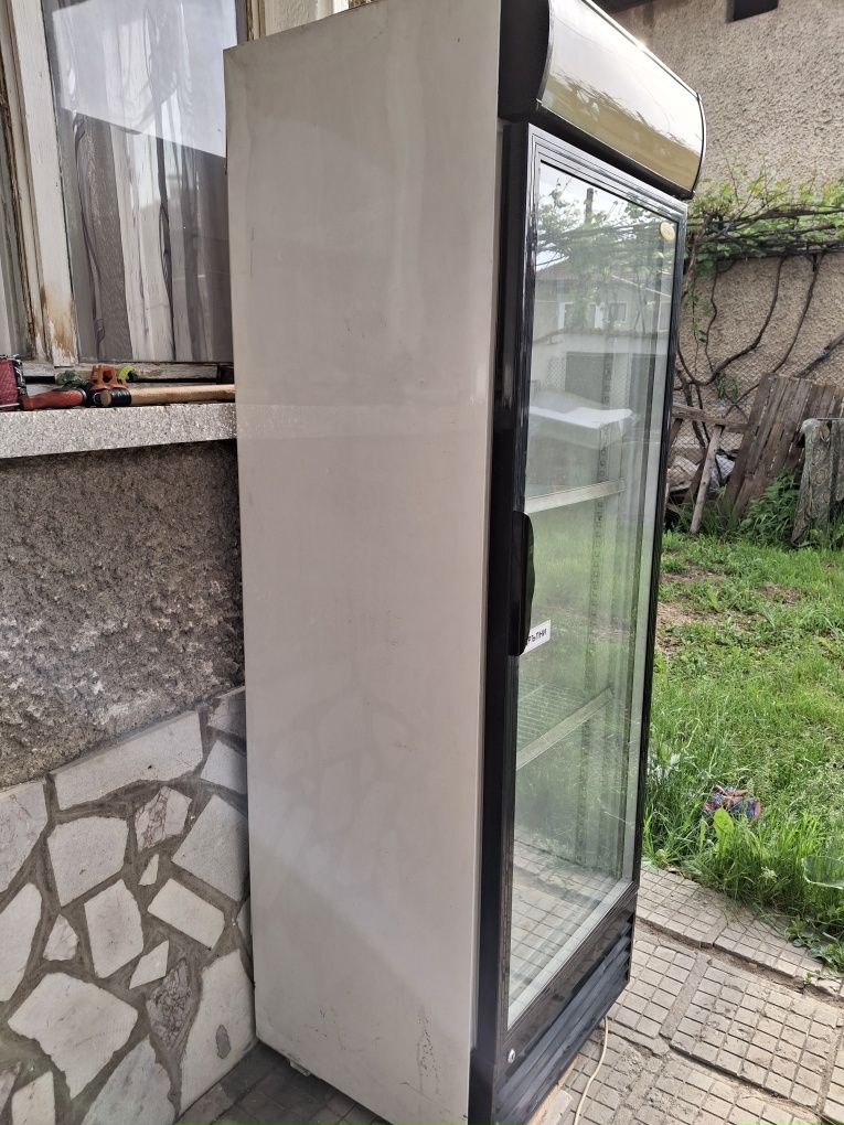 Хладилна витрина вертикална