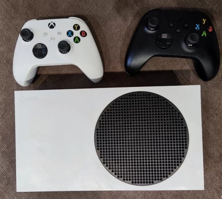 Xbox series s 512 гб +2 джойстика+наушники в отличном состоянии .