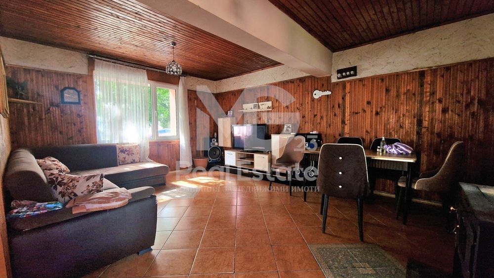 Едноетажна къща с двор и гараж!