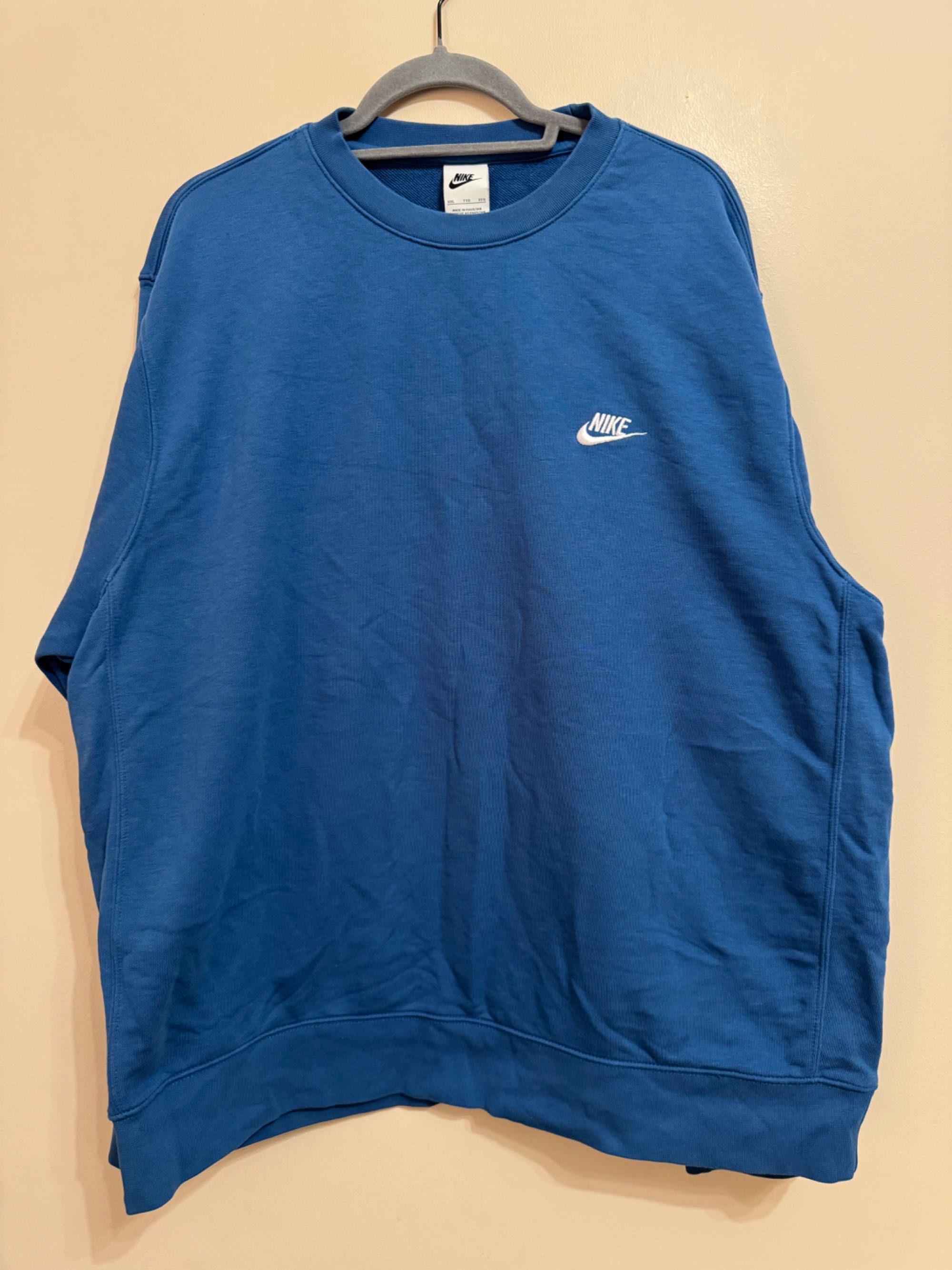 2 броя NIKE Sportswear Taped Longsleeve.