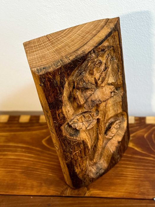 Trandafir in bucata de lemn