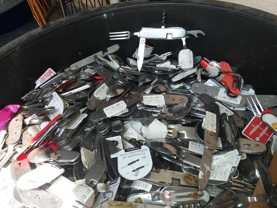 Briceag cu cutit lingurita furculita tirbuson desfacator sticle pensa