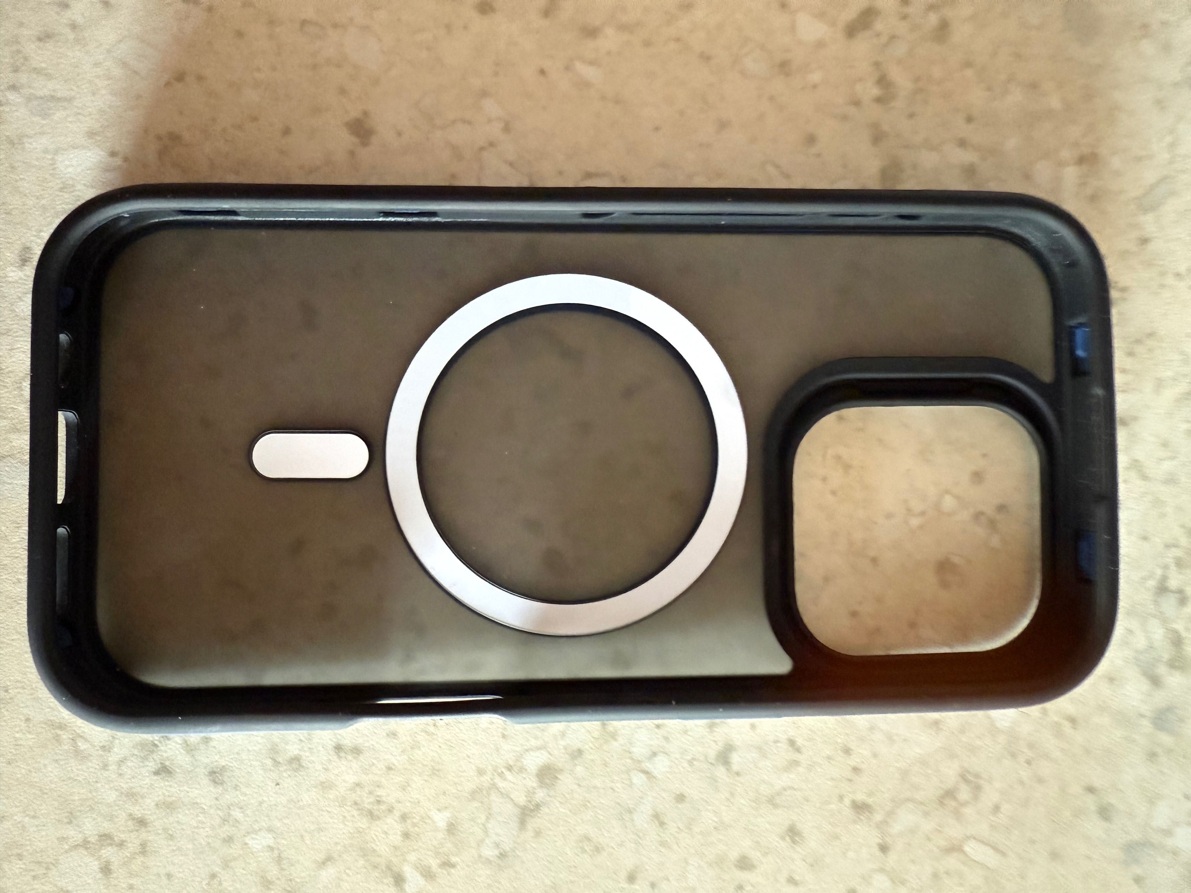Продавам силиконов калъф за Iphone 16 Pro нов