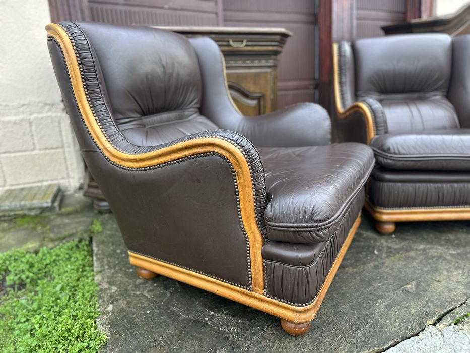 Два кожени фотьойла в класически стил