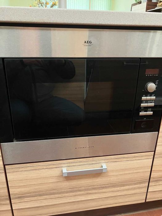 Продавам обзаведен тристаен апартамент