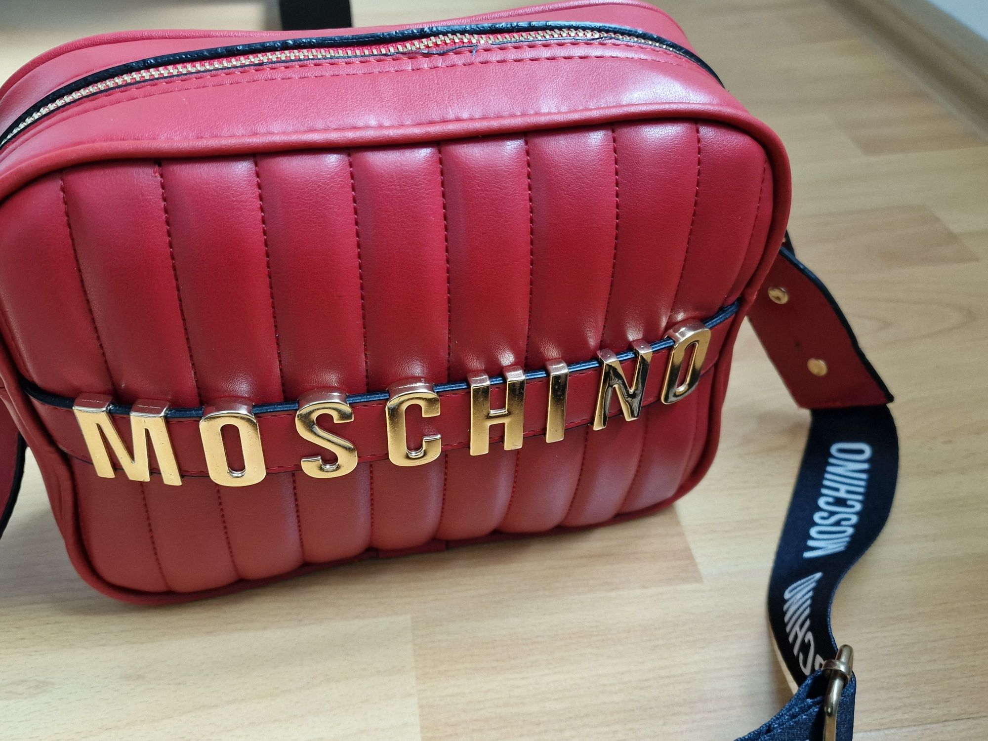 Reducere geantă Moschino, preț 100 lei