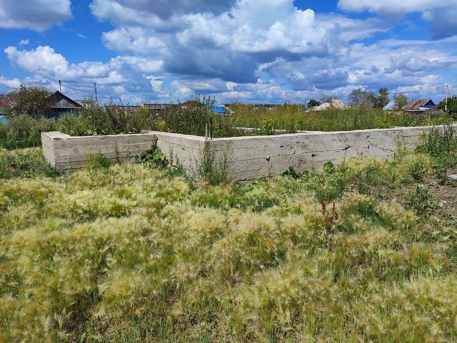 Земельный участок с фундаментом