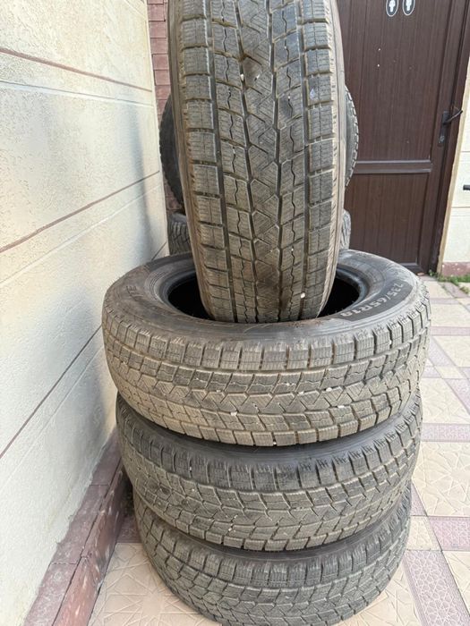 Зимние шины 235/65/18