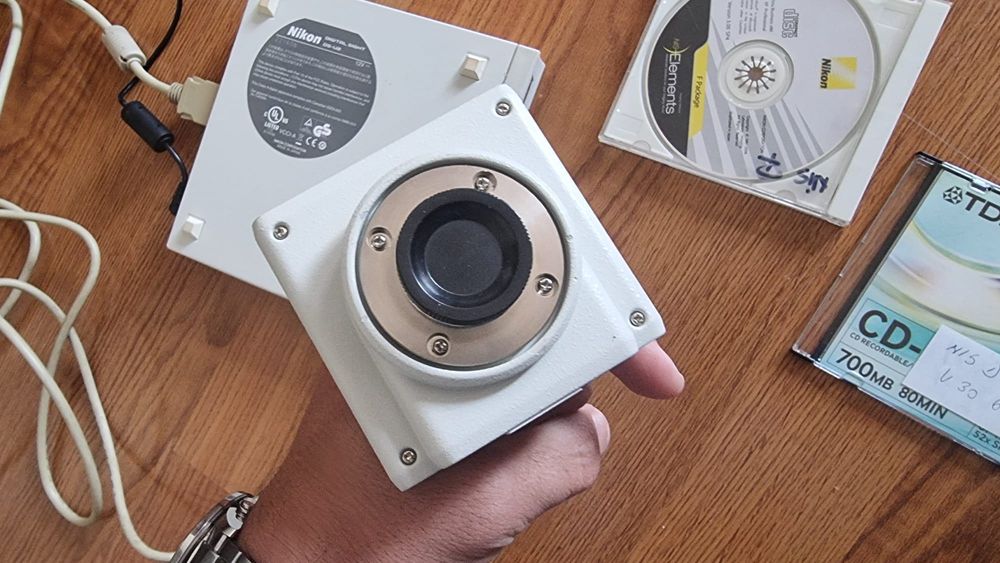NIKON Digital Sight DS-Fi1 și controler pentru microscop DS-U2