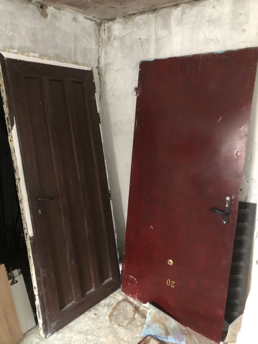 Наружные двери железная и пластикова