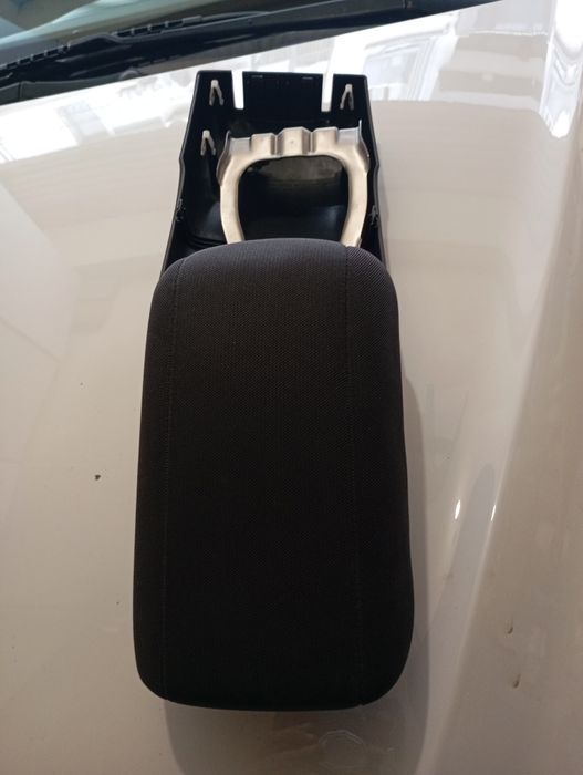 Продавам подлакътник за хюндай i30