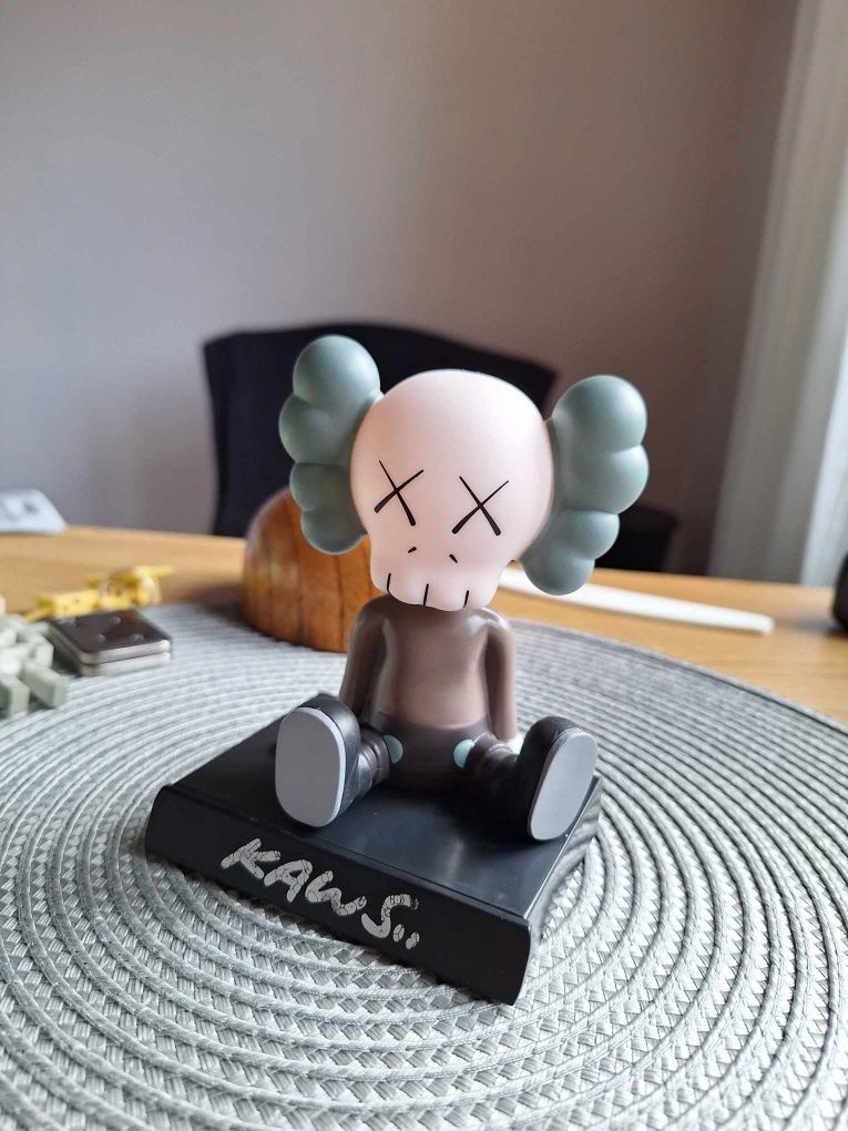 KAWS фигурка за кола или десктоп