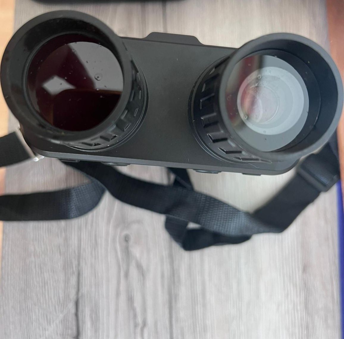 Vând night vision binoculars