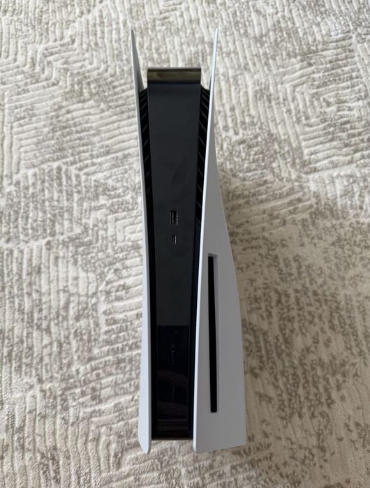 PlayStation 5, 825GB 2 manete