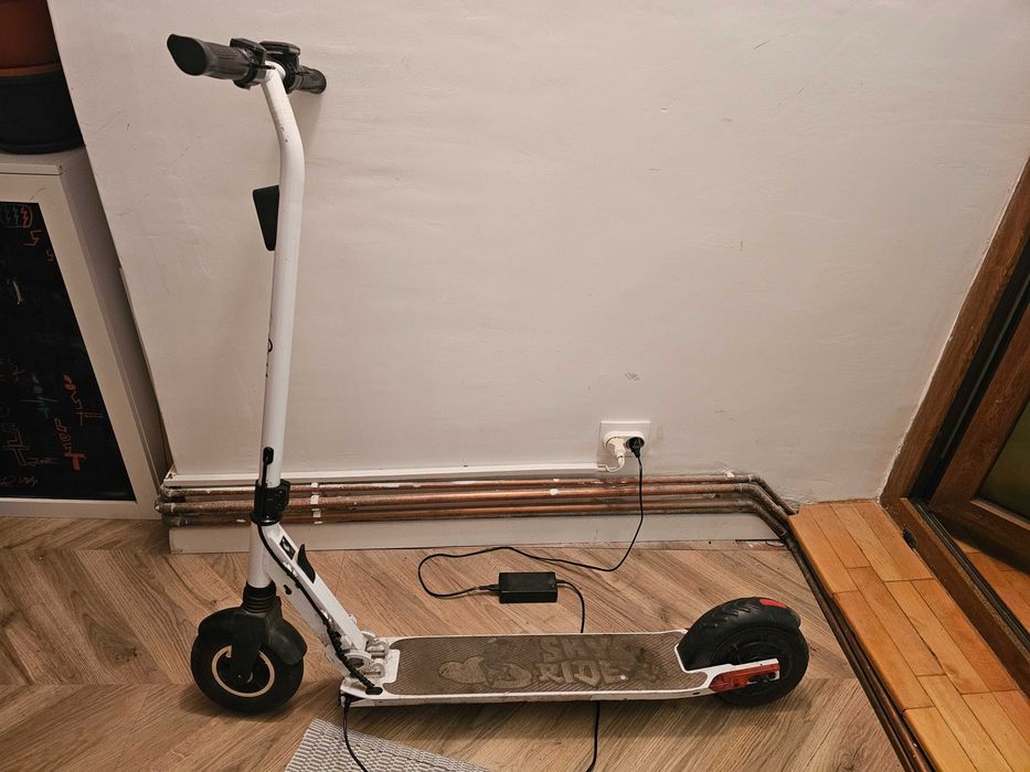 Vand trotineta electrica Myria,in stare buna