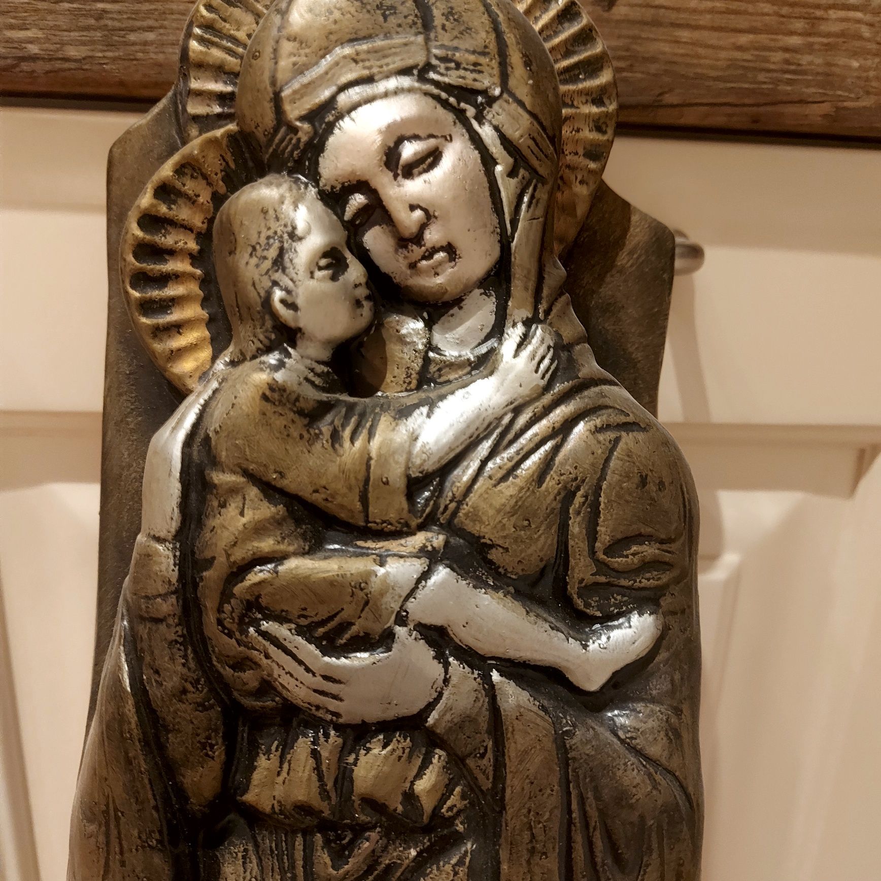 Гипсова фигура на Божията майка и младенеца
