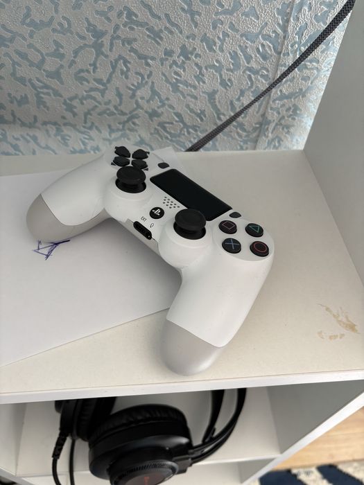Продам джостик на PS4 почти новые
