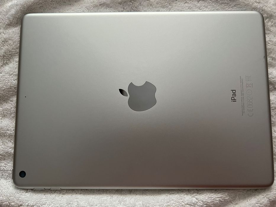 Vând iPad 5th generation, 32 gb, grey, cu cutie și husă inclusa