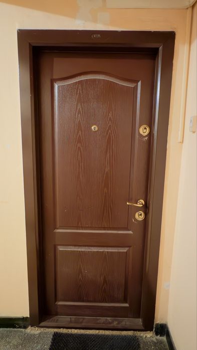 Usa intrare apartament