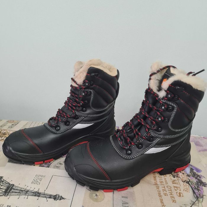 Продам новую зимнюю спец.обувь. р-р 39