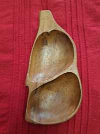 Дървена чиния с форма на листо