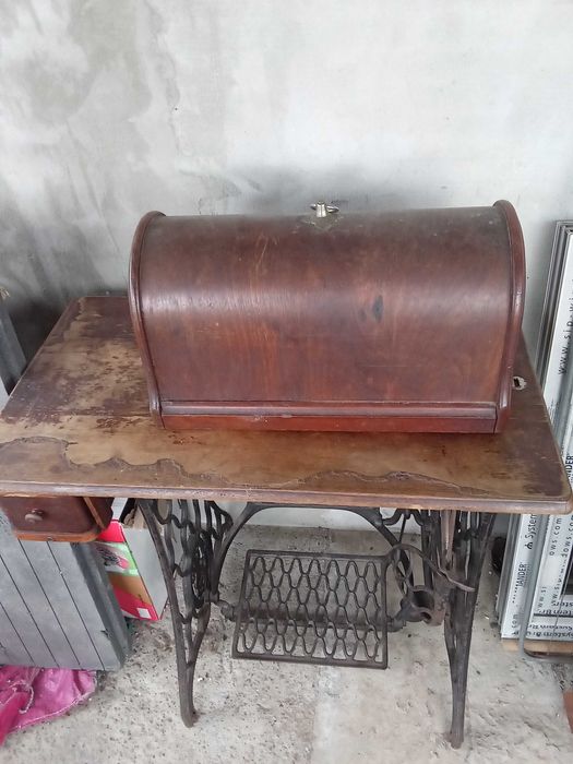 masina de cusut foarte veche