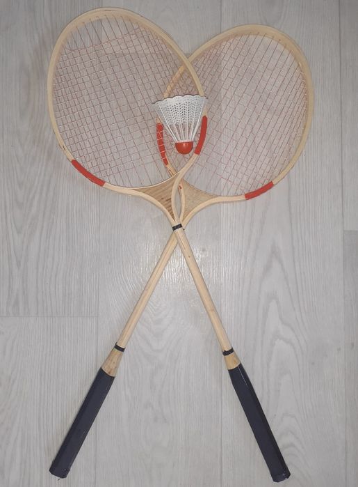 Бадминтонные ракетки и волан.