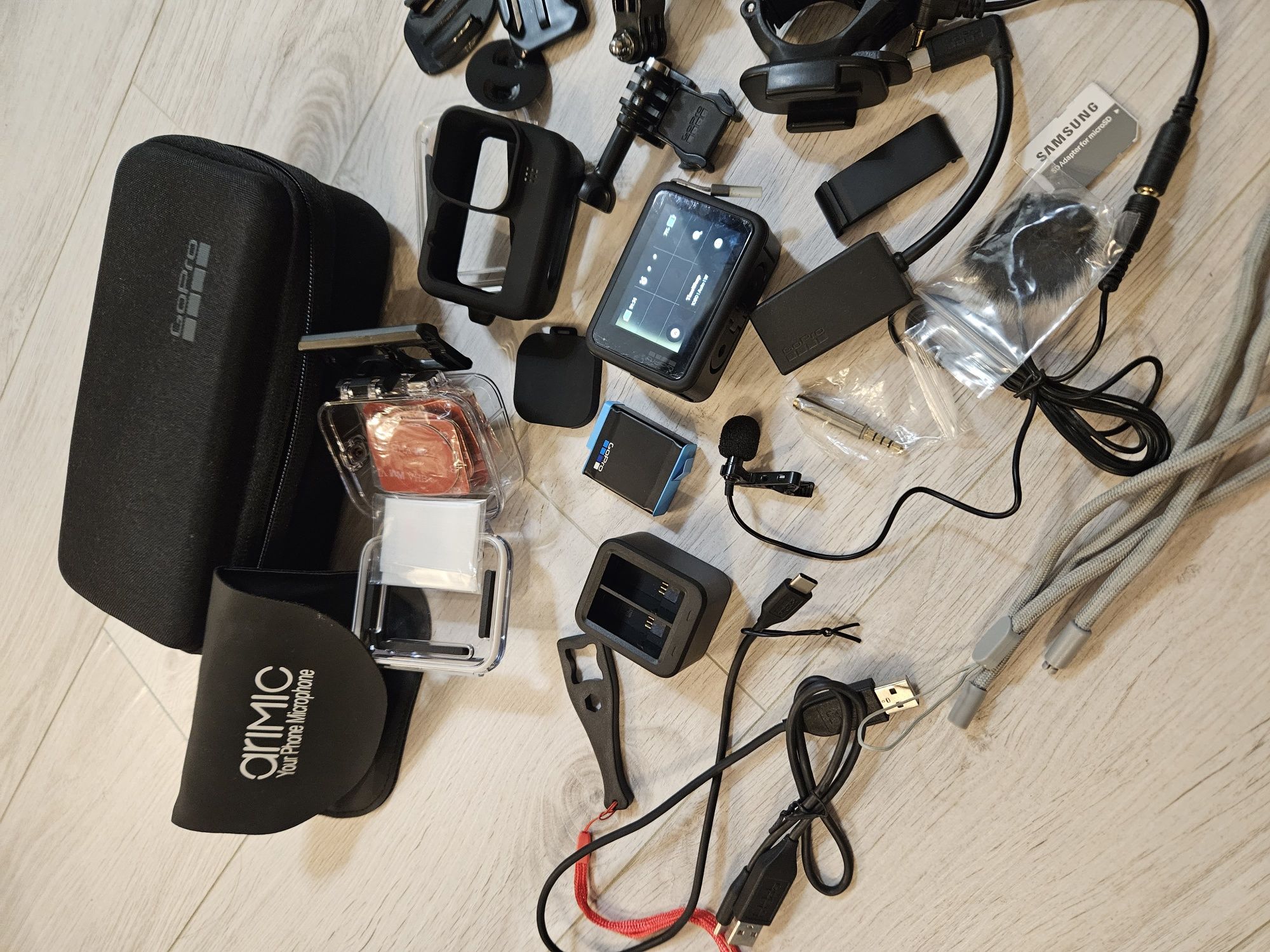Vand GoPro Hero 9 5K +lavaliera+ accesorii pentru vlog