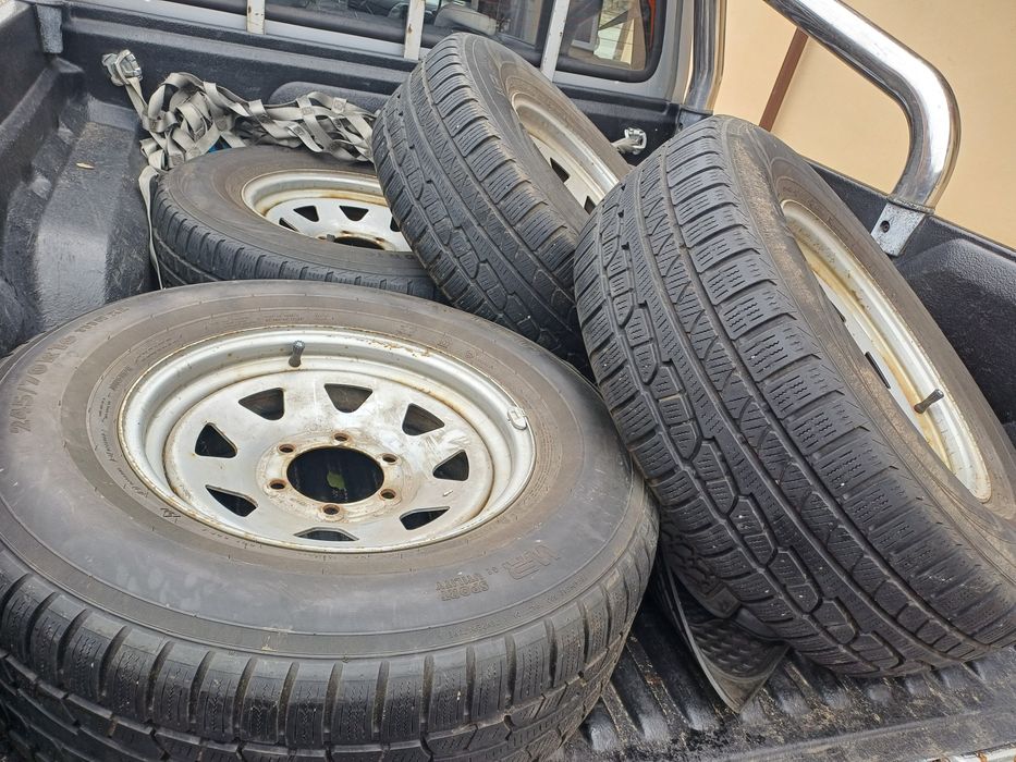 Vând roti iarna 245 70 16 Ford Ranger ,Mazda BT 50 ,L200,Nissan