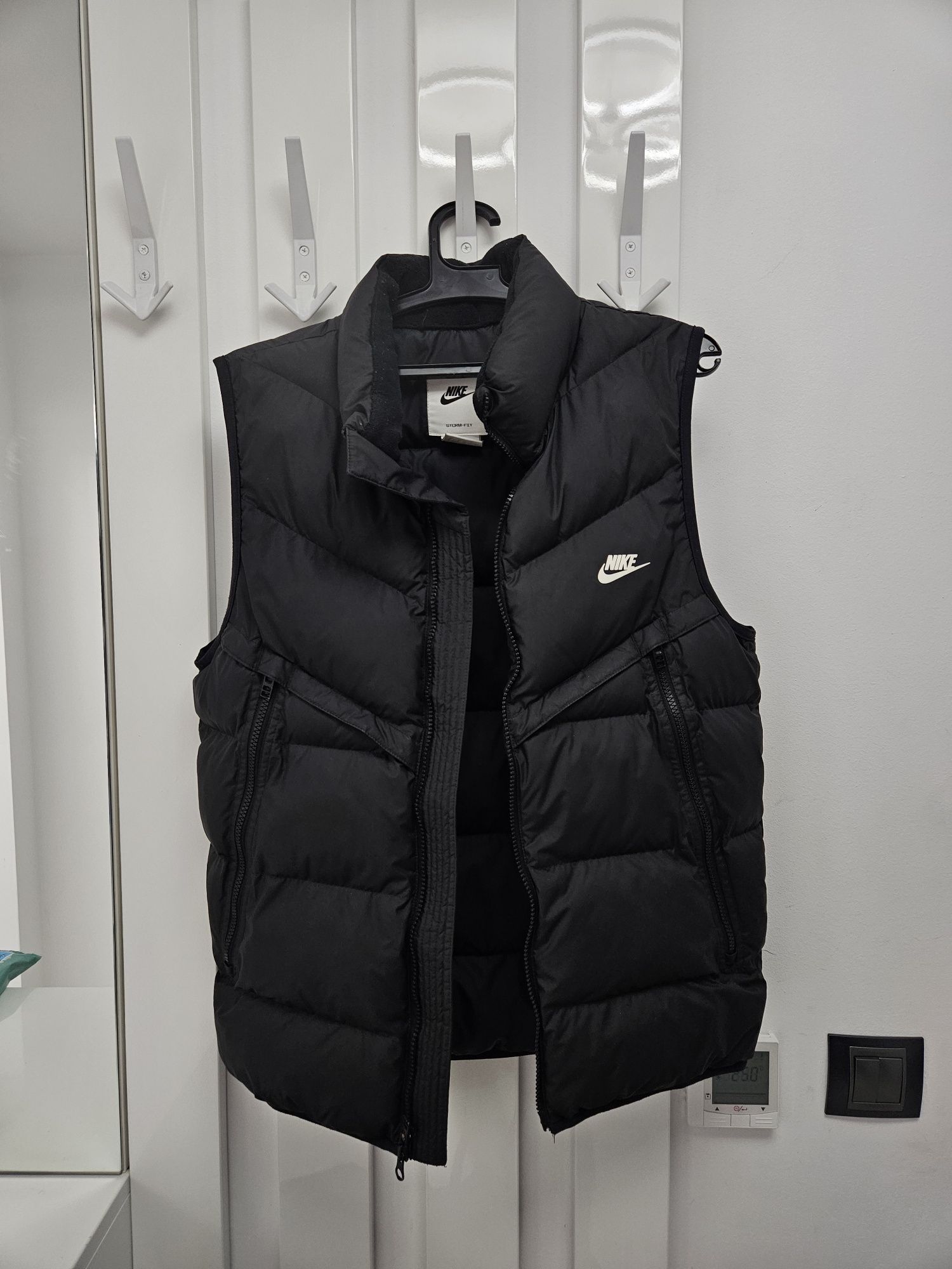 Vestă Nike originală 60% REDUCERE 

Preț magazin 799 ron.

Prețul este