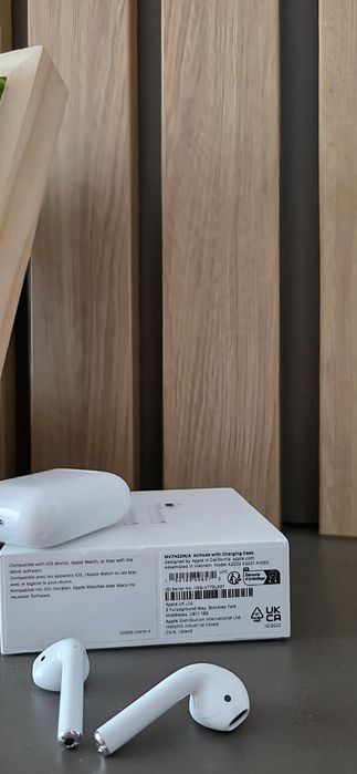 Apple MV7N2ZM/A AirPods with Charging Case (AirPods2)