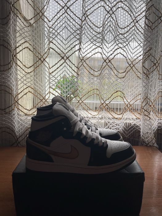 Air Jordan 1 Mid SE "Black/Gold Patent Leather