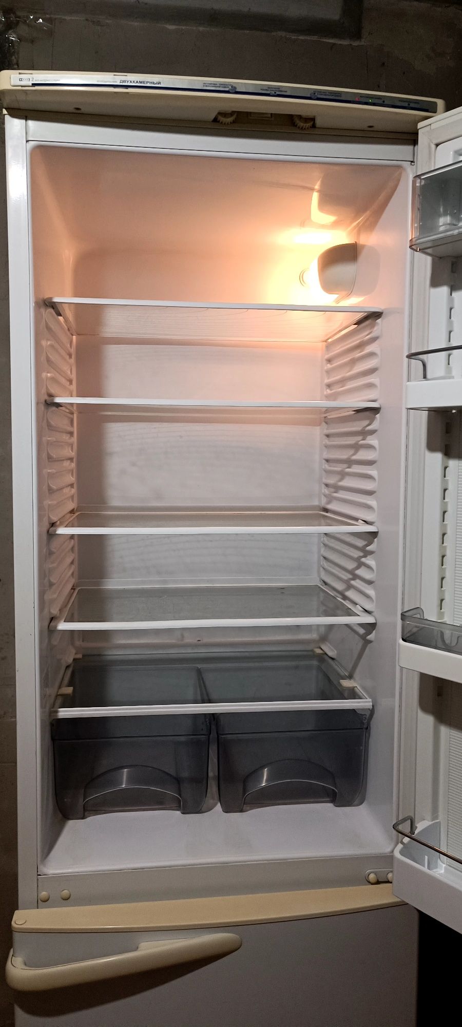 Продается холодильник марки "Атлант" .