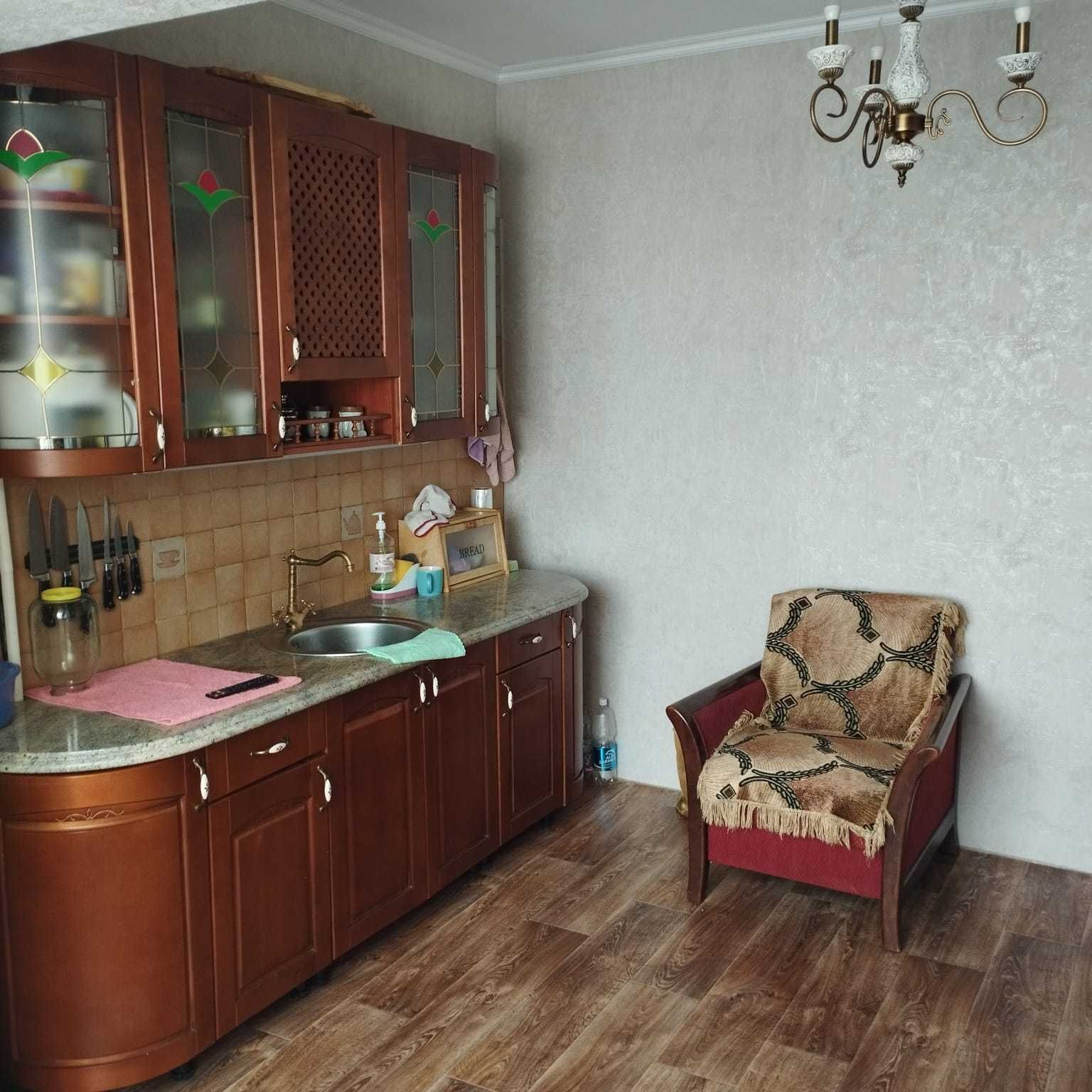 Продам трехкомнатную квартиру в р-не перес.улиц Кисловодская-Левского.