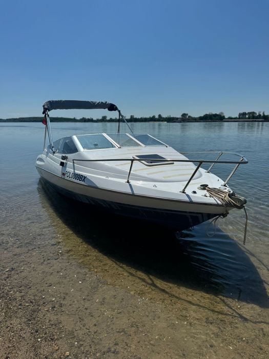 Vand/Schimb Barca Bayliner Capri 6 locuri/Cabinata cu pat