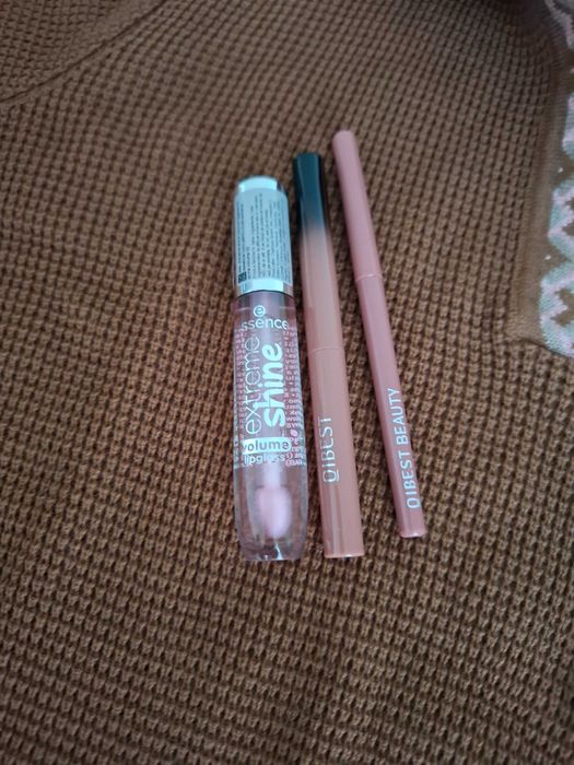 Tricou tricot mărimea S ,ruj+ creion ,gloss buze toate noi