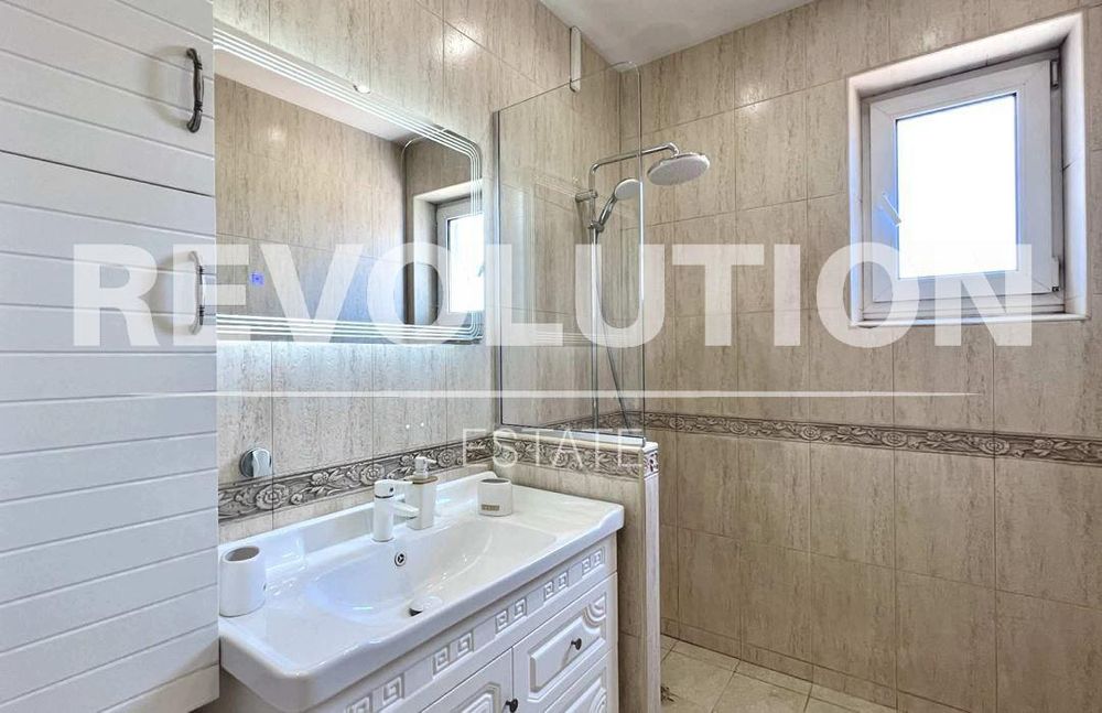 Тристаен апартамент в района на Център!