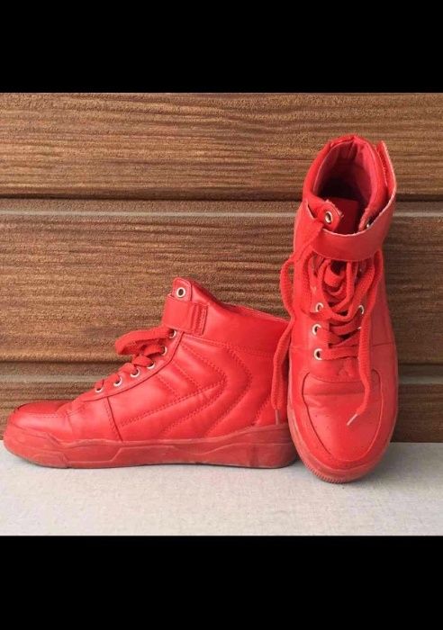 Червени кецове