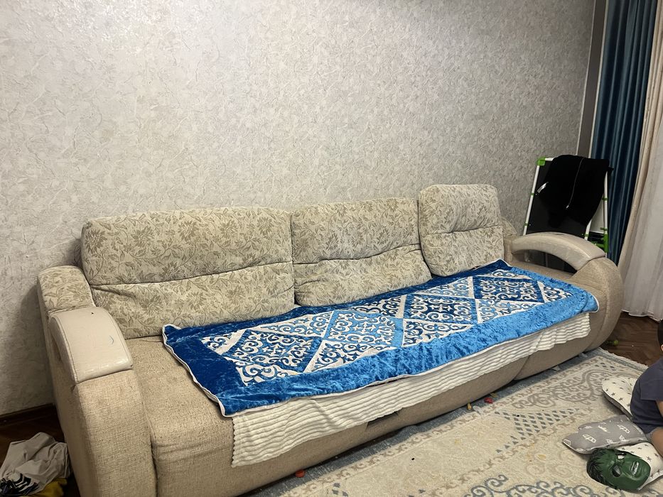 Диван с подушками после химчистки