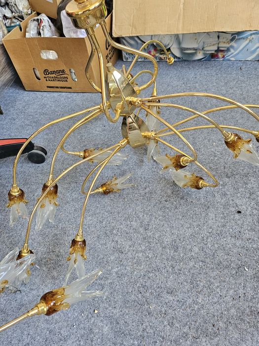 Стилни полилеи със стъклени чашки