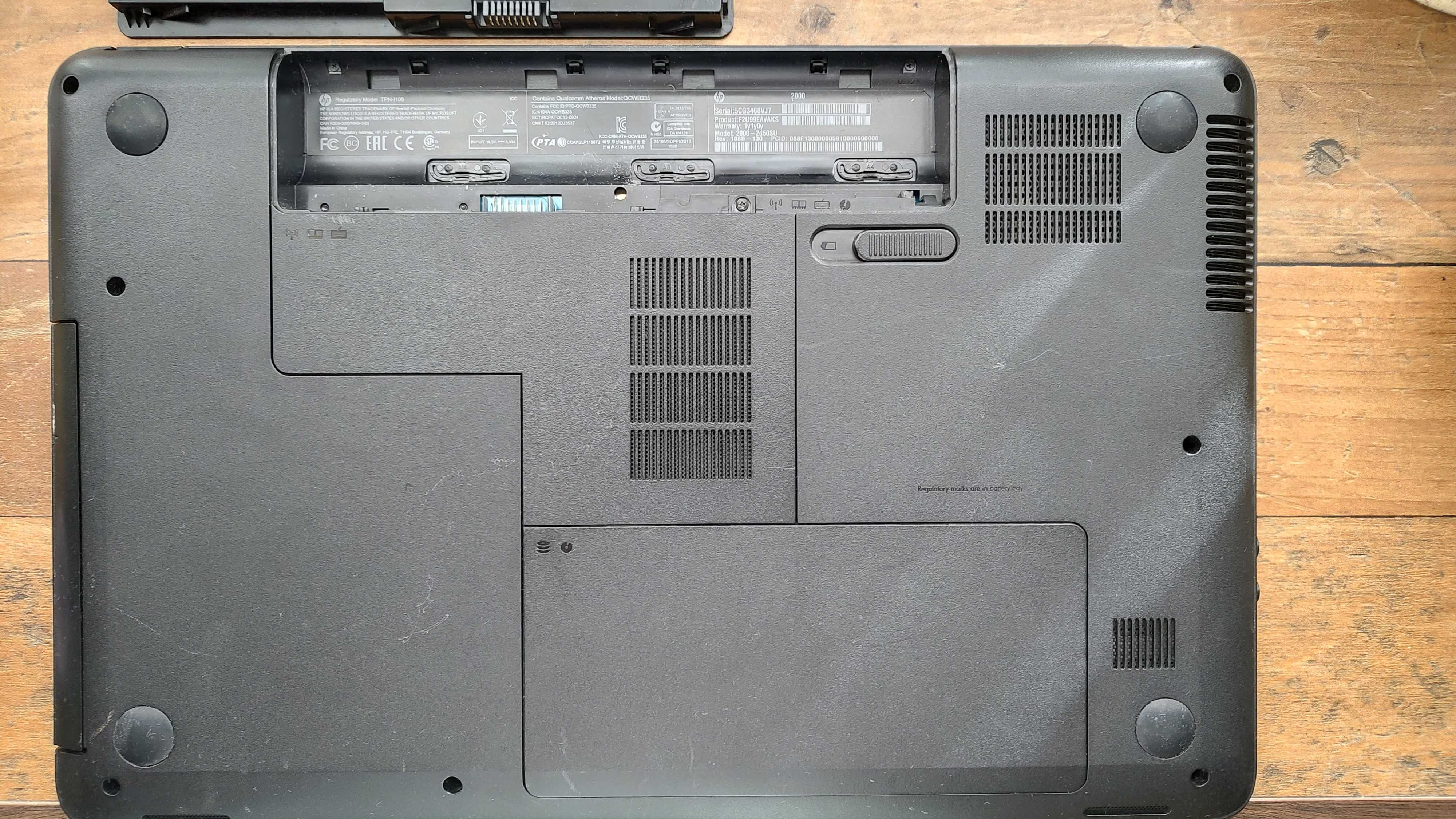 Лаптоп за части HP 2000 ( TPN-i108) 15,6 с изгоряло дъно