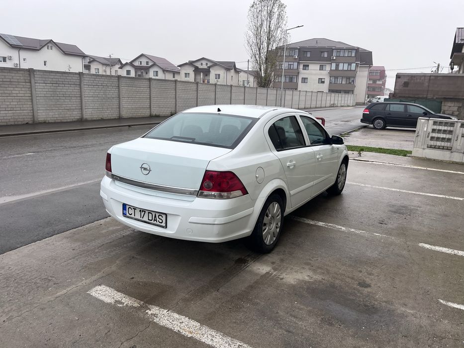 Opel Astra H sedan 1.6 benzina 2009