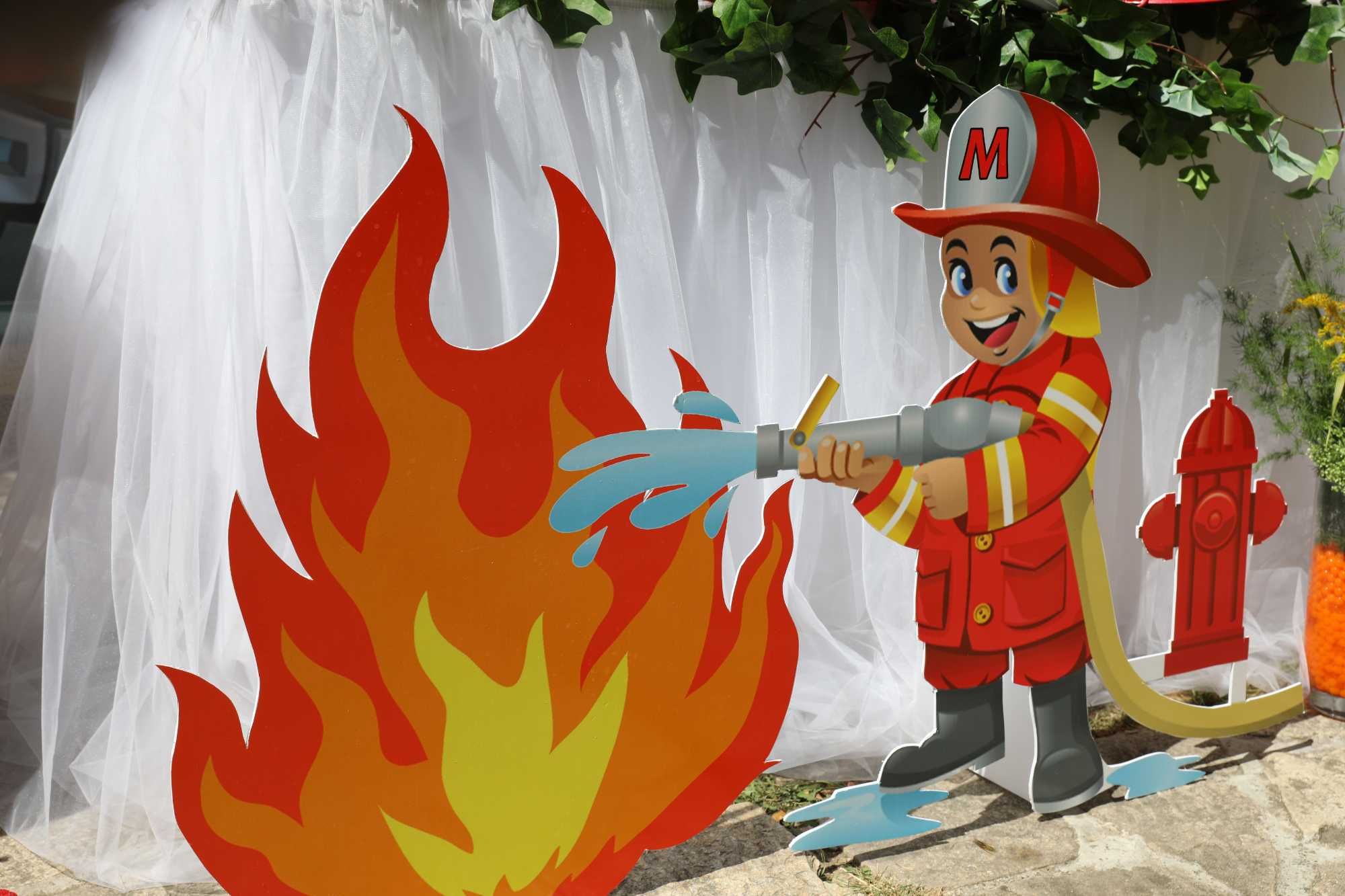 Пожарникар гаси огън пламък  до пожарен кран - декор на тема пожарна