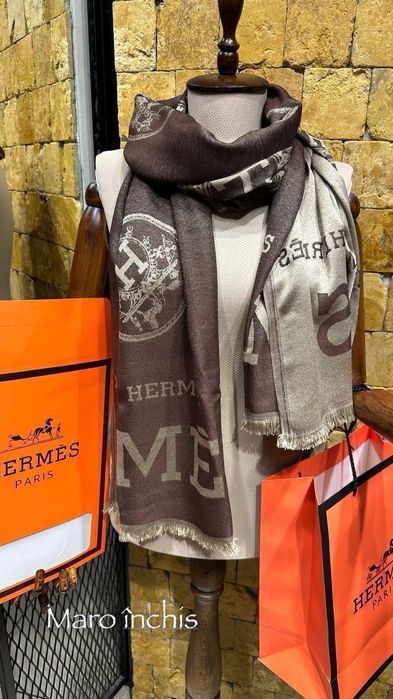 Esarfa Hermes 
+cutie 
Dim. 185x80cm 

Roz-2 bucăți 
Negru -2 bucăț