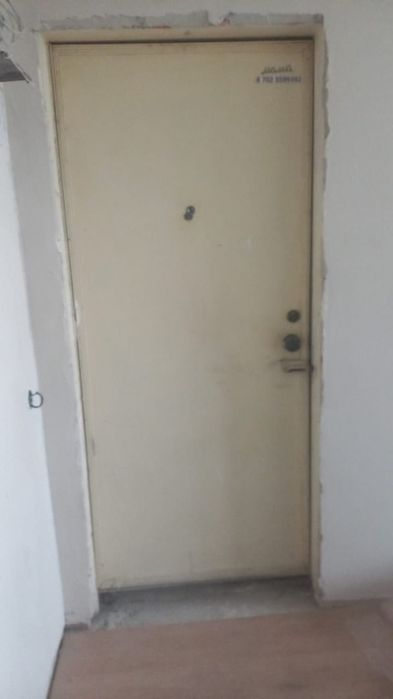 Входная дверь черно-белая