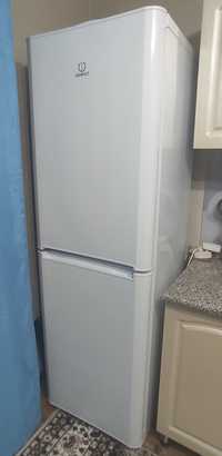 Продам двухкамерный холодильникк