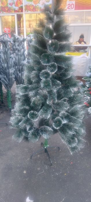 Искусственная зеленая ёлка