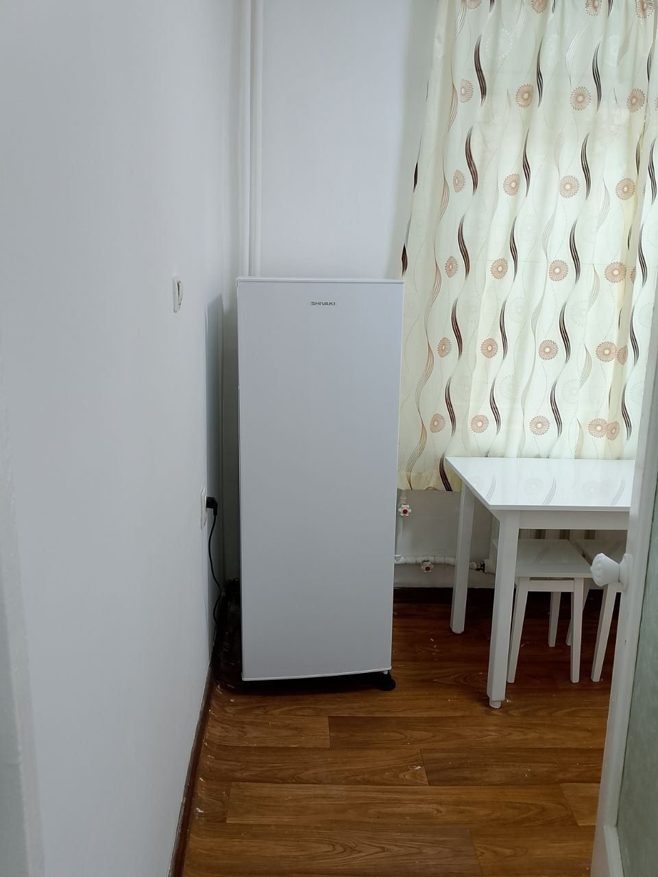 Продаётся двух комнатная квартира первый этаж напротив базара Кадышева