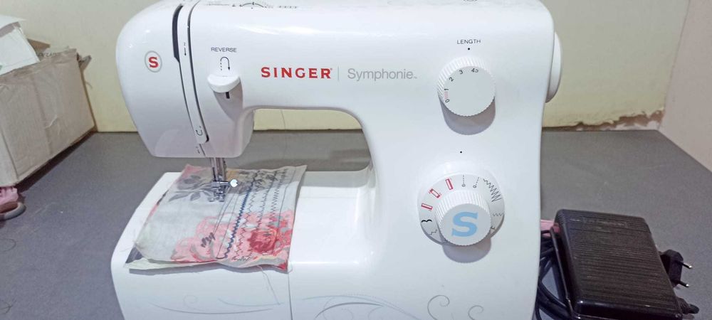 Masina de cusut Singer Symphonie cu piese metalice