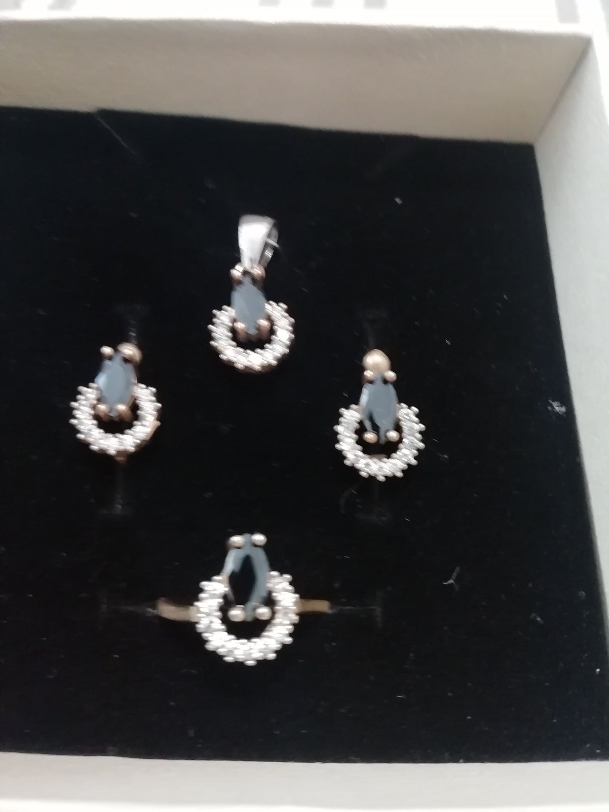 Set bijuterii argint rodiat, pandantiv, cercei, inel, onix si zirconii